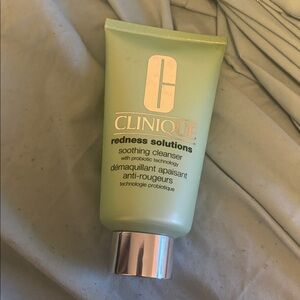 Clinique Redness Solutions Cleanser in Light Green